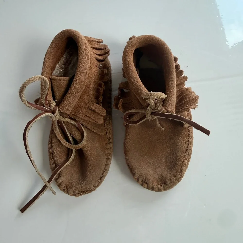 Kids Minnetonka Genuine Leather Fringe Booties‎ Size 8